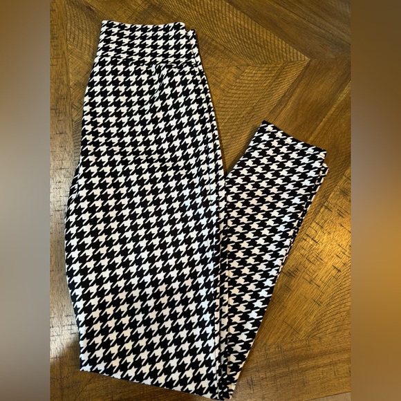 SHEIN Monochrome Houndstooth Cropped Pants - Picture 10 of 10